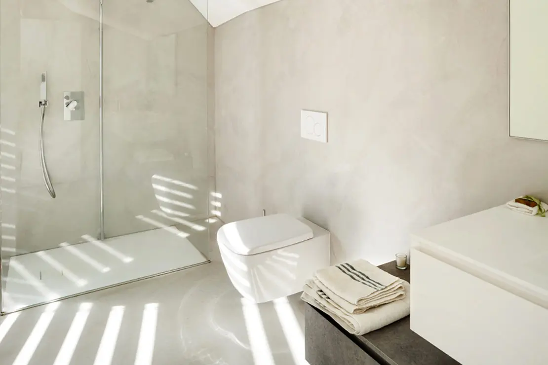 Salle de bain avec sol et murs en béton ciré de couleur claire à Clermont-Ferrand